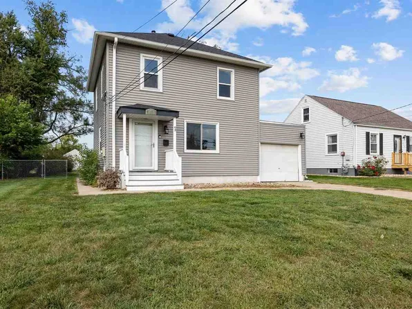 1032 34th St NE, Cedar Rapids, IA 52402