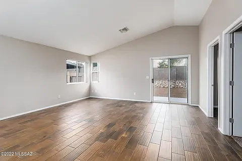 3 bed, 1165 sqft, $2,000 — Photo 3