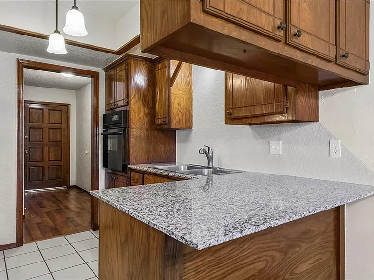 505 Crestview — Photo 12