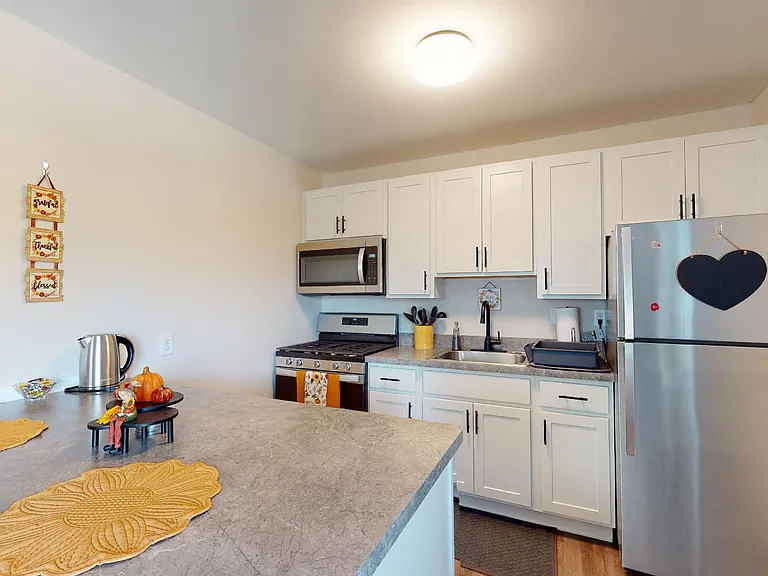 Dolphin Square Apartments — Photo 24