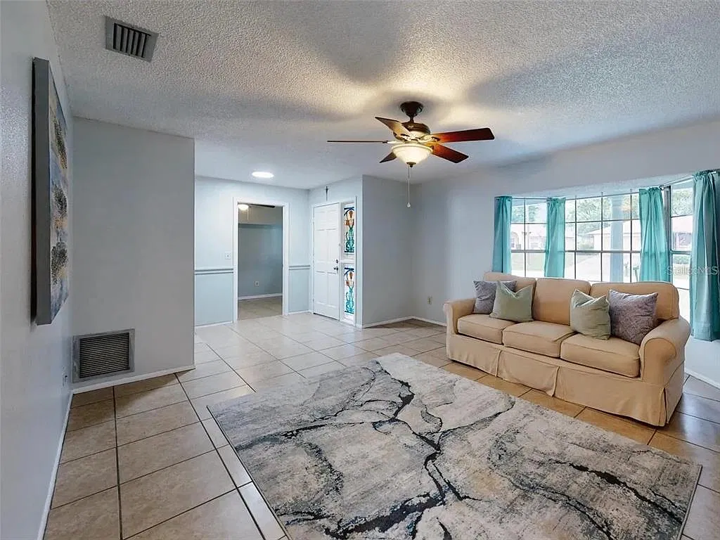 4 bed, 2.0 bath, 1923 sqft, $2,275 — Photo 3