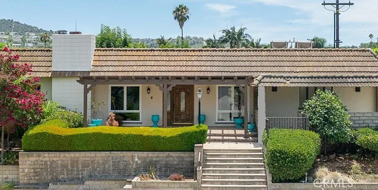 2328 E Vine Ave — Photo 1