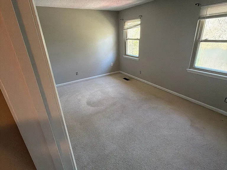 2286 Cheshire Dr — Photo 9