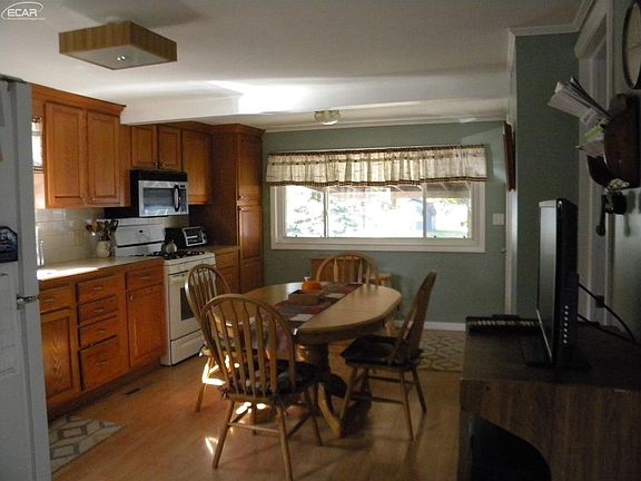 3rd image of 808 S Shiawassee St
