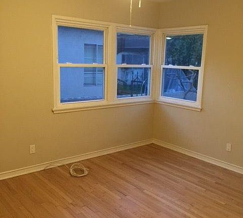 3rd image of 10939 Moorpark St