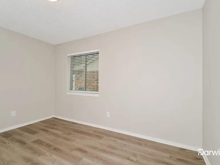 905 Sandhurst Dr — Photo 5