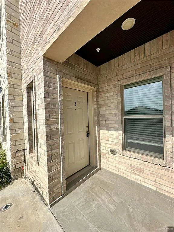 3 bed, 2.5 bath, 1400 sqft, $1,400 — Photo 2