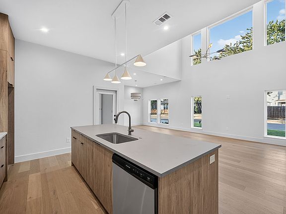 5th image of 413 Graham Ave