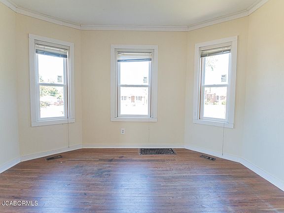 3rd image of 202 E Lincoln Ave