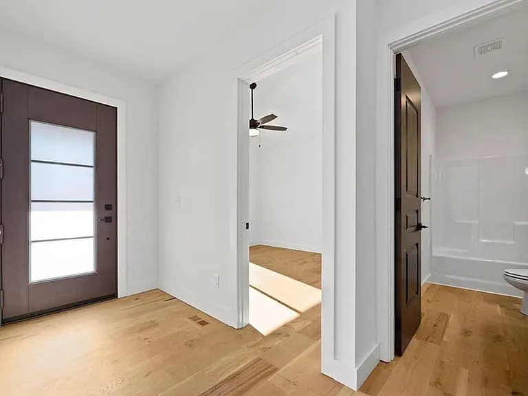105 W Maplewood Ln — Photo 6