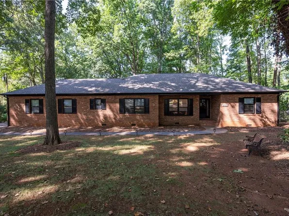 4320 Woodbourne Dr, Clemmons, NC 27012