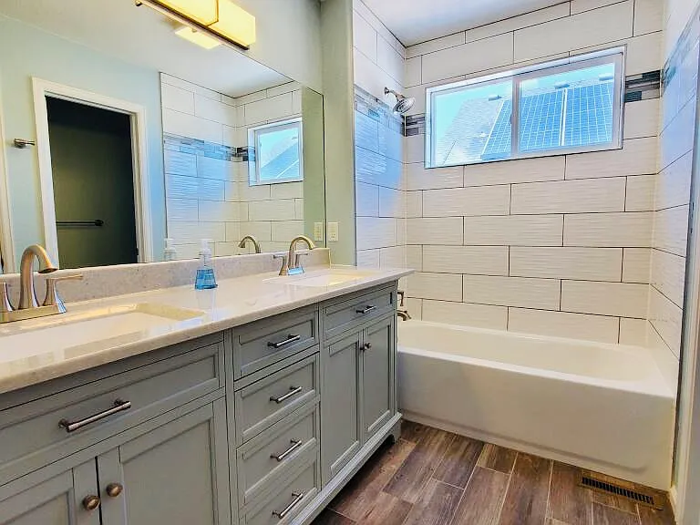 Upstairs bathroom with bathtub/ shower