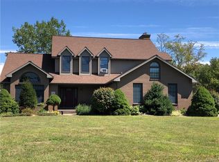 11 Marthas Vineyard Dr, Fredonia, NY 14063