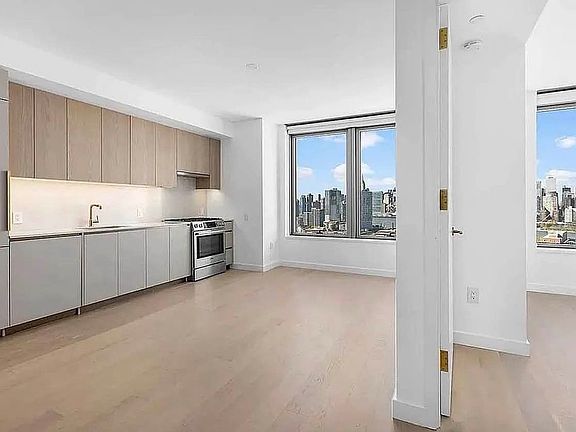 3rd image of 3 Court Sq APT 1812
