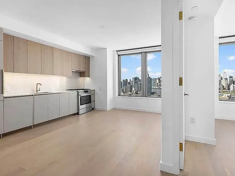 3 Court Sq #1812 — Photo 3