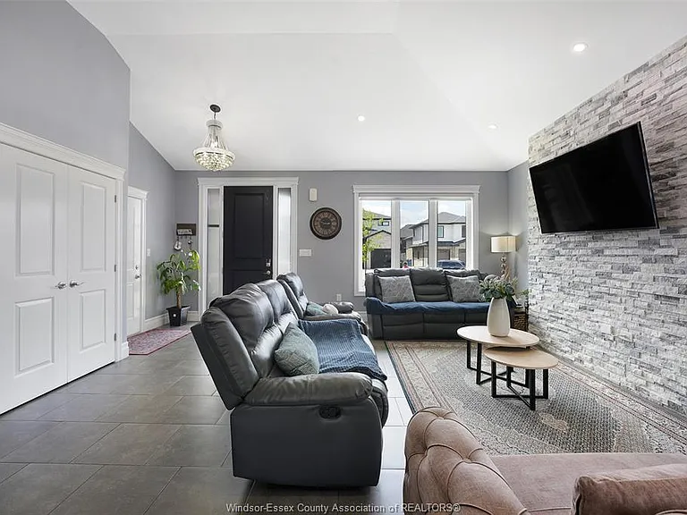 1390 Barkley Ave — Photo 9