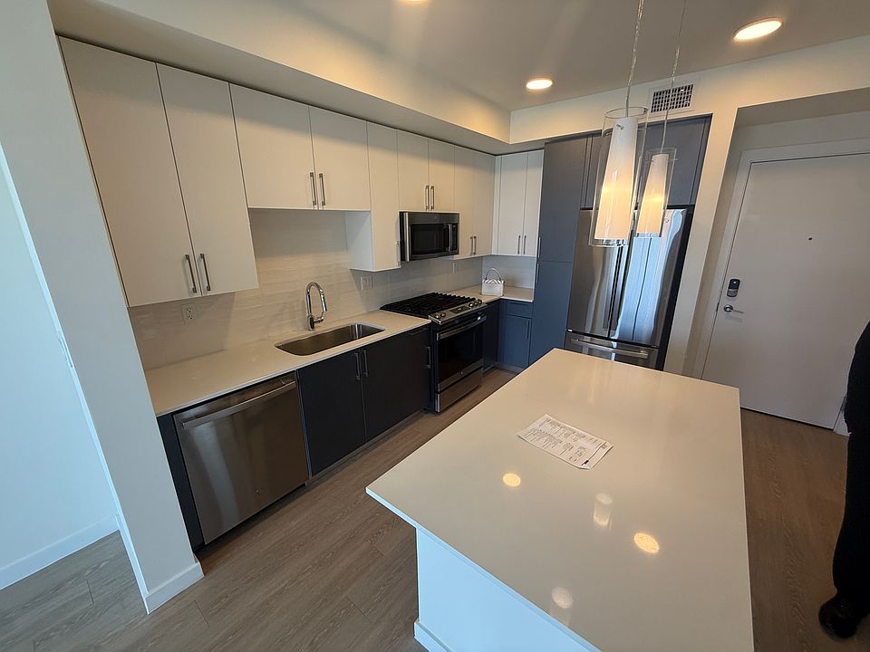 1st image of 2505 NE 193rd St #115