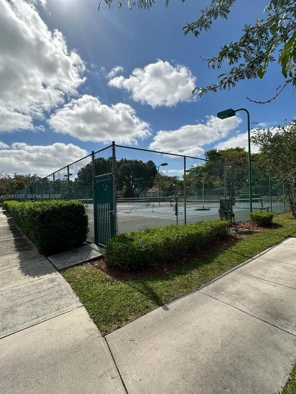 300 Gardens Dr APT 201, photo 8