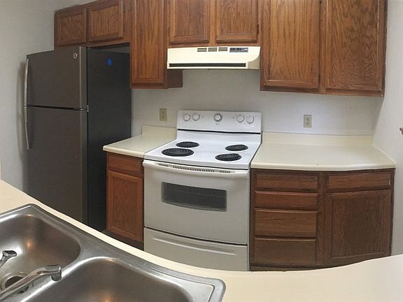 3rd image of 1028 Dogwood St