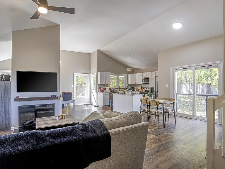 460 Dickens Dr — Photo 14