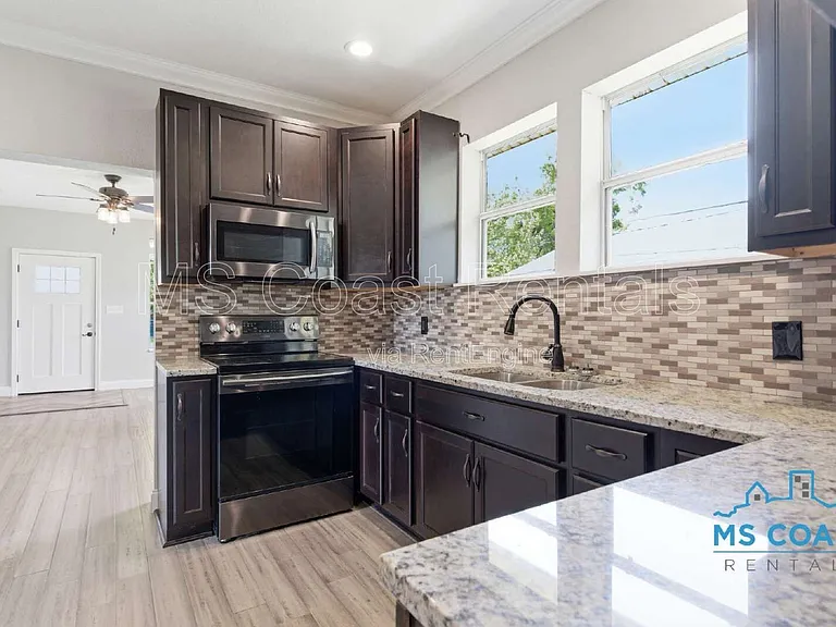 4319 Lewis St — Photo 9