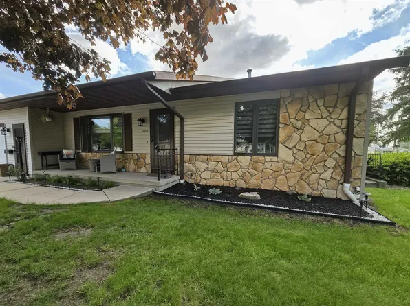 709 W Lincoln St, Waupun, WI 53963