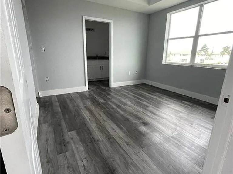 275 SW 4th St #220 — Photo 6