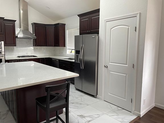 4th image of 2037 Jefferson Ave