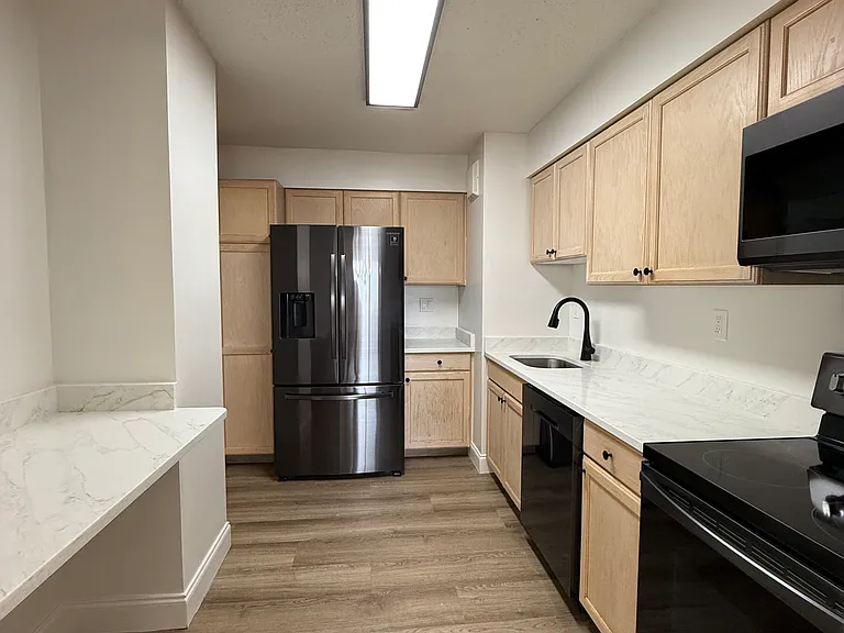 Excelsior II Apartments — Photo 10