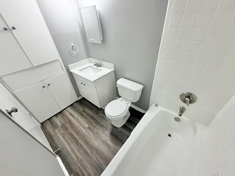 102 Charing Cross Ln — Photo 9