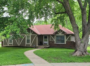 3812 NW Briarwood Dr, Blue Springs, MO 64015