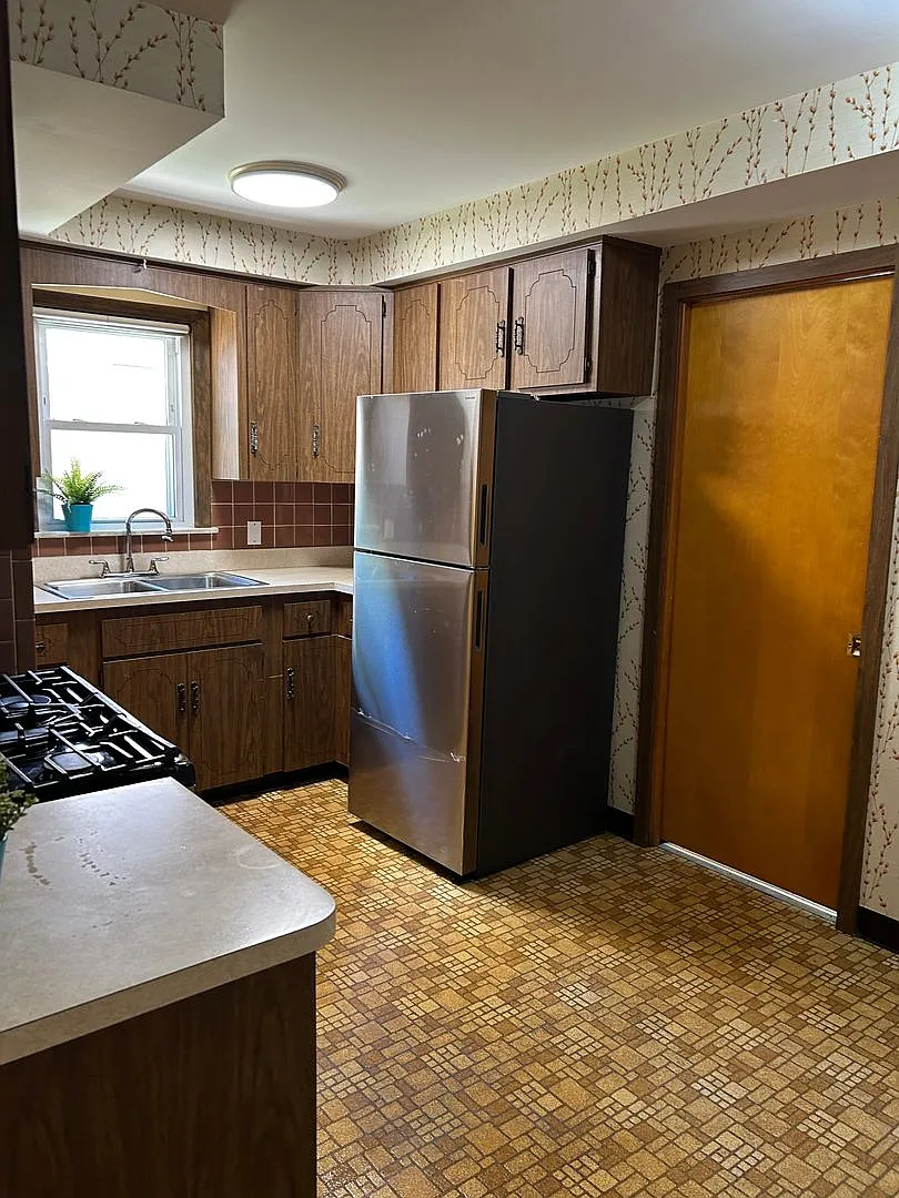 Brick 4 Bedrooms house is South Euclid With 2 Cars Detached Garage for Rent — Photo 3