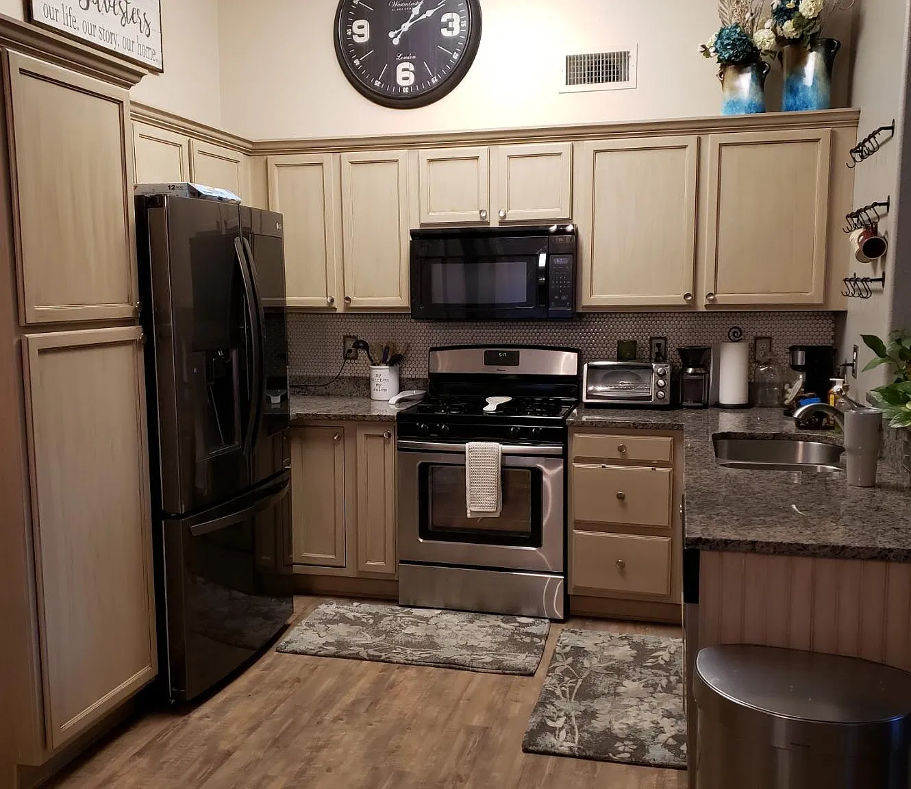 3 bed, 1219 sqft, $2,400 — Photo 1