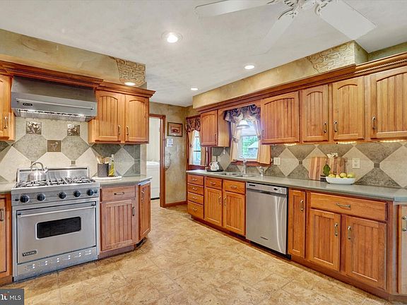 3rd image of 2319 Redwood Rd