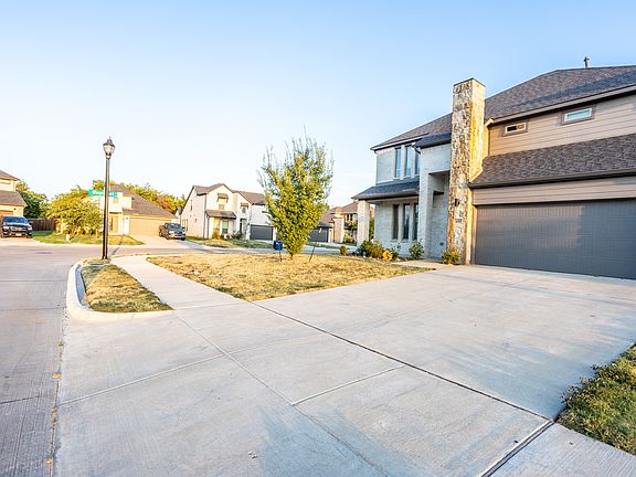 4th image of 659 Bethpage Dr