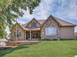 809 Bailey Dr, Papillion, NE 68046