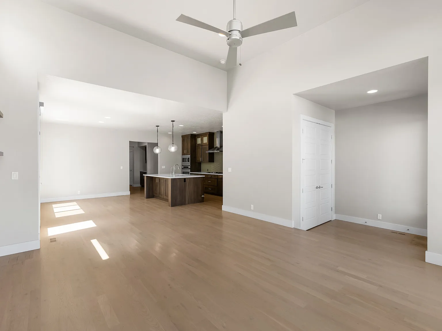 3 bed, 2.5 bath, 2566 sqft, $3,300 — Photo 3