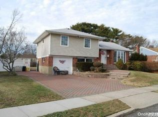 7 Lee Dr, Farmingdale, NY 11735