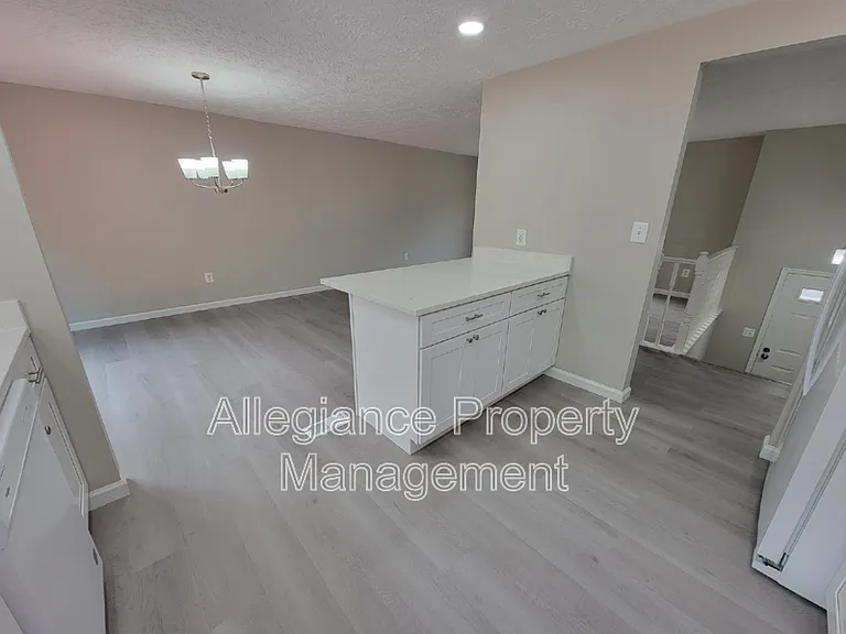 7598 Springfield Hills Dr — Photo 12