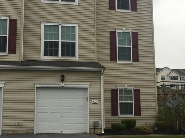 2225 Live Oak Ln, York, PA 17406
