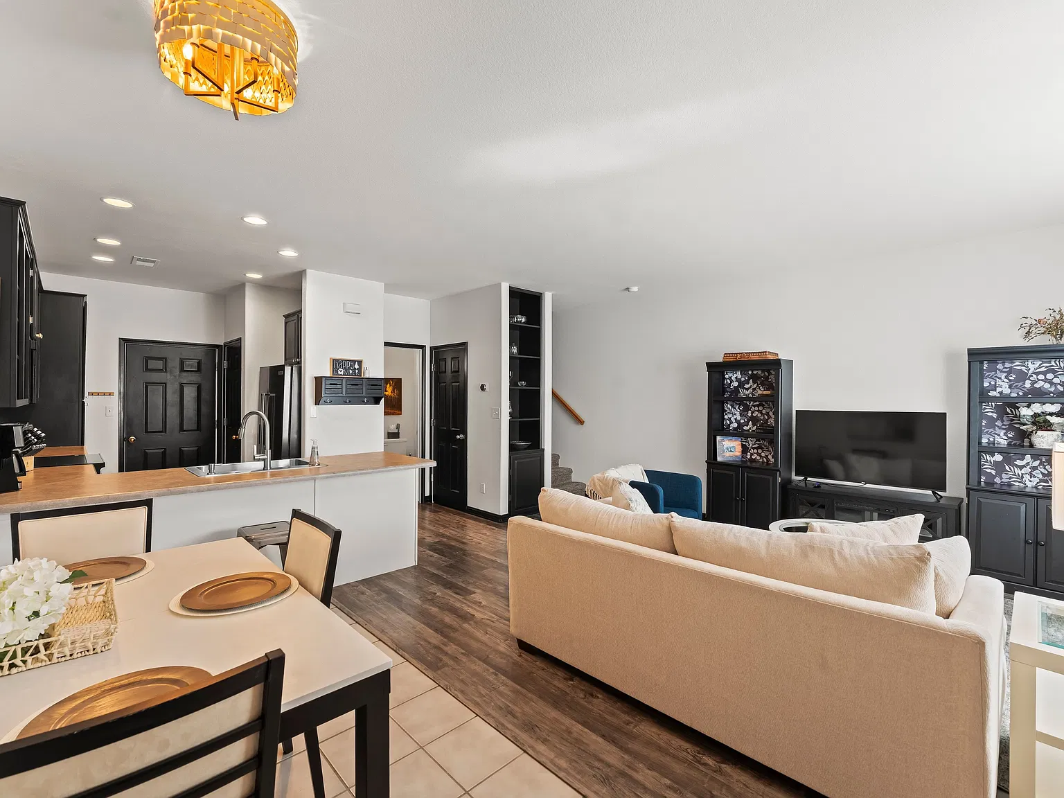 2 bed, 2.5 bath, 1333 sqft, $2,500 — Photo 2