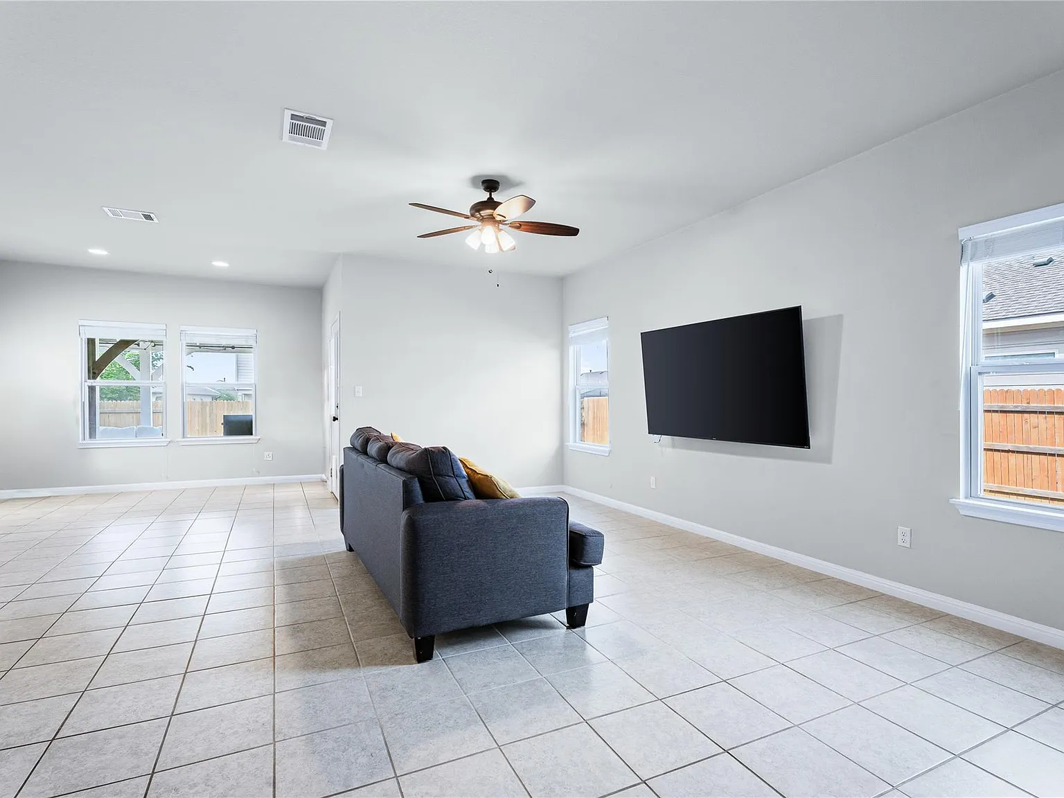 4 bed, 2.5 bath, 2344 sqft, $2,100 — Photo 4