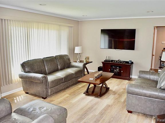 5th image of 28175 Lorraine Ave