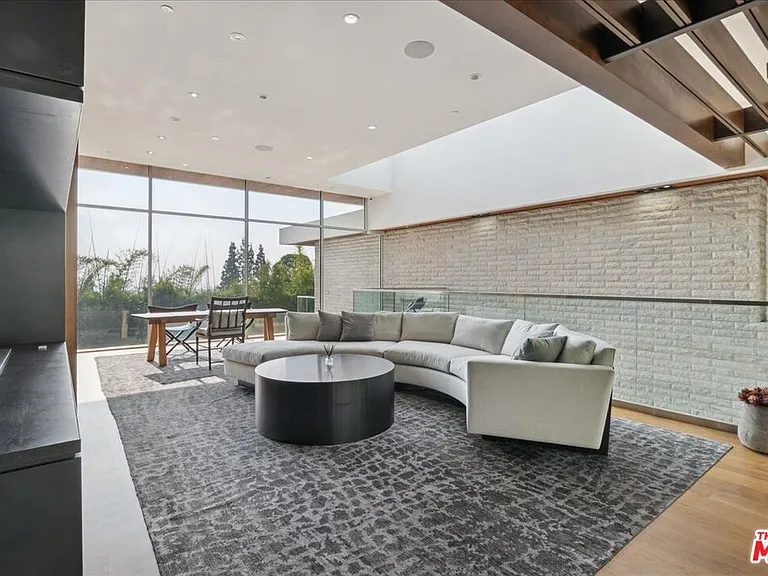 1232 Sunset Plaza Dr — Photo 21