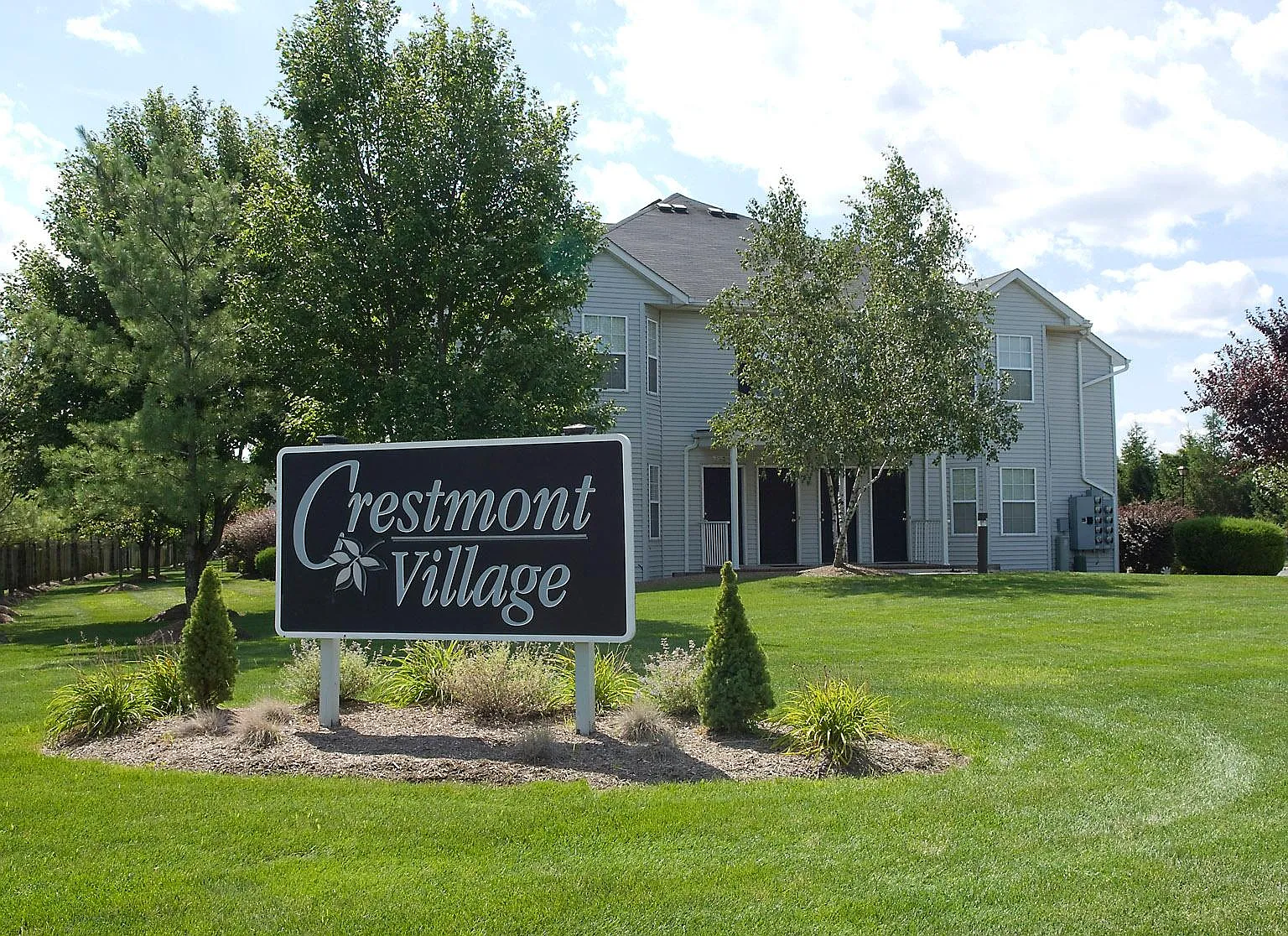Crestmont Village — Photo 2