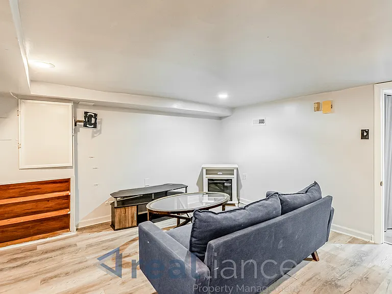 2302 E St NE — Photo 8