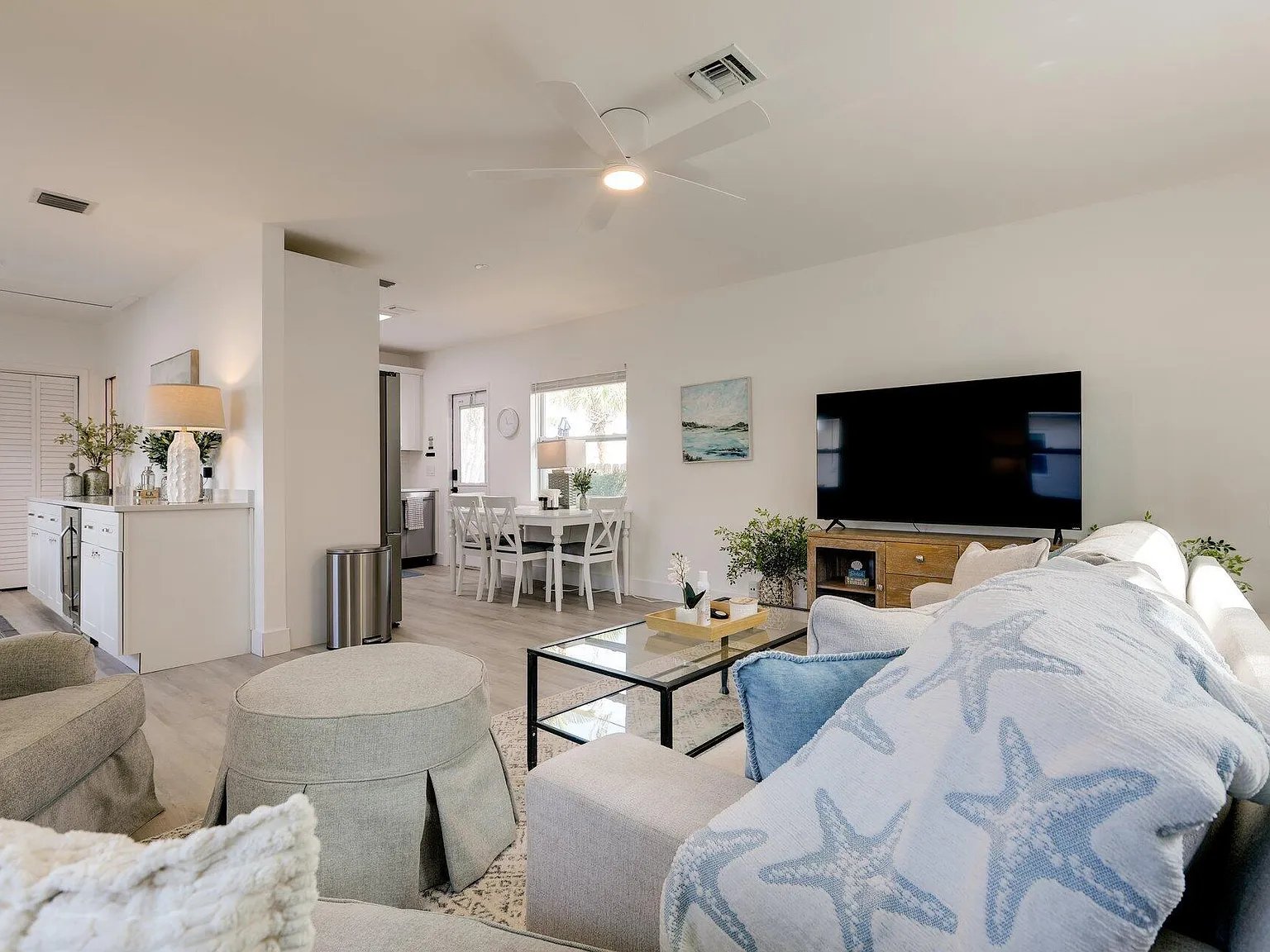 2 bed, 2.0 bath, 948 sqft, $3,990 — Photo 2