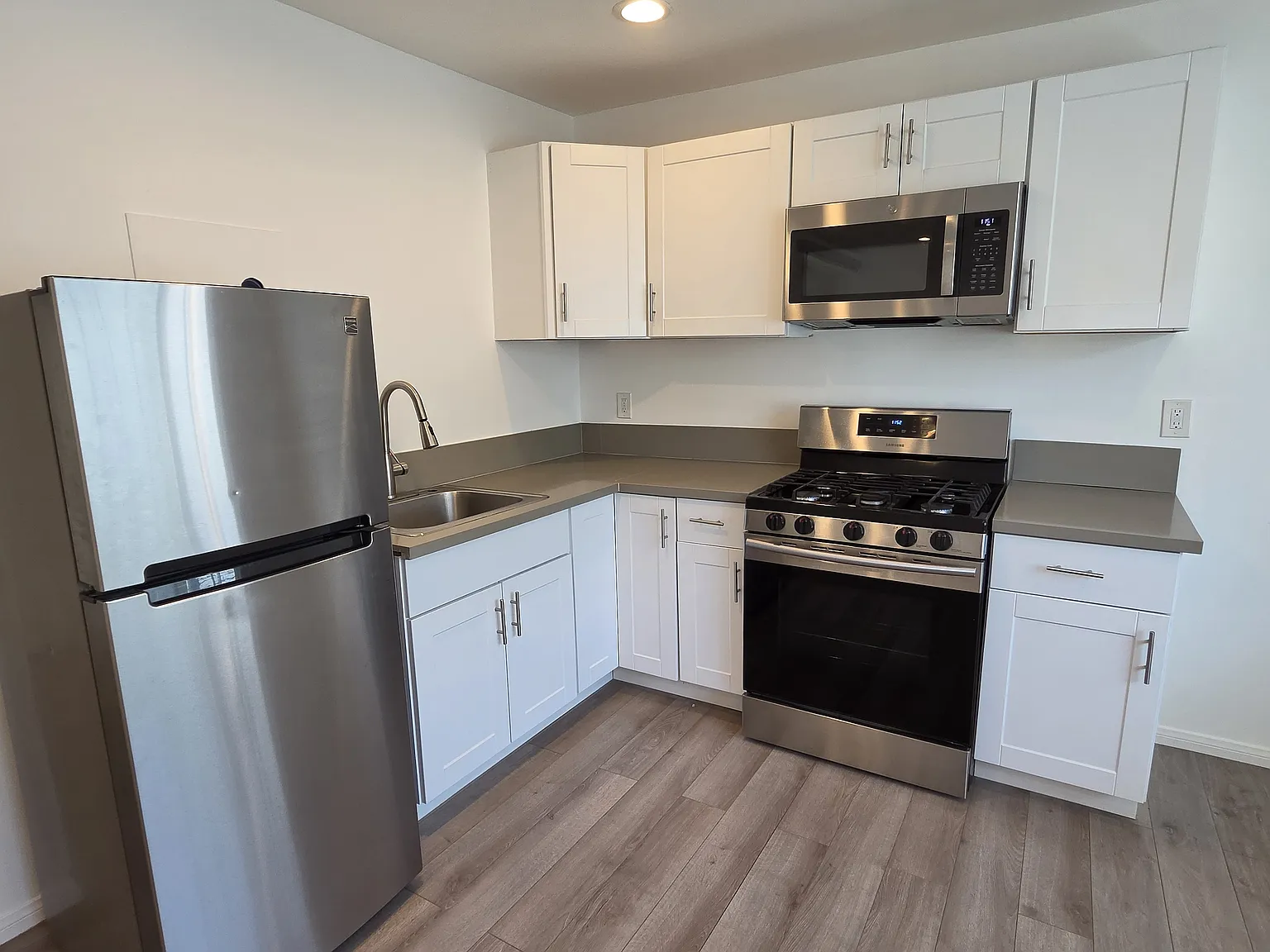 Studio, 455 sqft, $1,900 — Photo 2