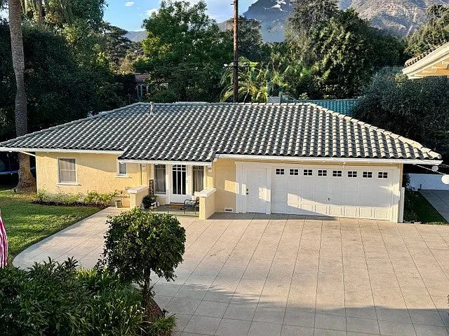 1325 E Altadena Dr