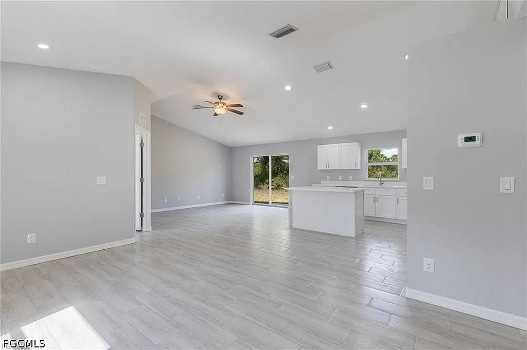4 bed, 2.0 bath, 1571 sqft, $2,000 — Photo 3